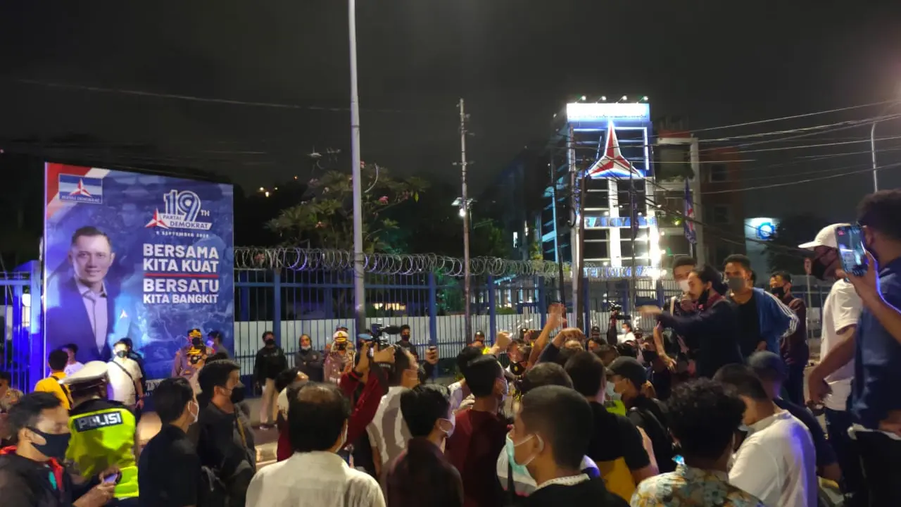 Massa geruduk DPP Demokrat