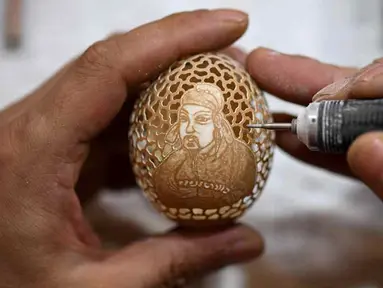 Zhang Xiaohe membuat kerajinan ukiran telur di sebuah lokakarya warisan budaya takbenda di Shijiangzhuang, China pada 17 April 2020. Ukiran telur sering disebut "seni yang paling rapuh", karena membutuhkan ketelitian dan perhatian tinggi sebelum, selama dan setelah pembuatannya. (Xinhua/Chen Qibao)