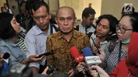 Mantan Kas Kostrad Kivlan Zen memberikan keterangan kepada awak media saat tiba memenuhi panggilan di Gedung Bareskrim Mabes Polri, Jakarta, Senin (13/5/2019). Kivlan datangan dengan mengenakan kemeja batik lengan panjang. (merdeka.com/Iqbal Nugroho)