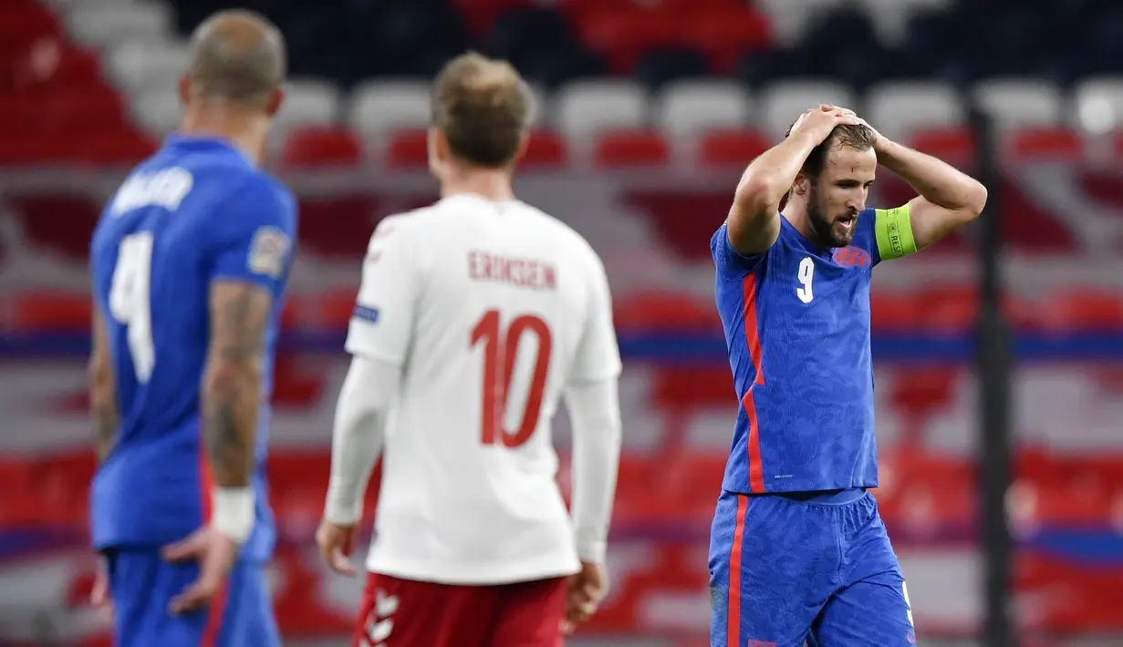 Kapten Inggris, Harry Kane, tampak kecewa usai ditaklukkan Denmark pada laga UEFA Nations League di Stadion Wembley, Kamis (15/10/2020). Denmark menang dengan skor 1-0. (Toby Melville/Pool via AP)