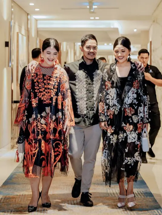 Kahiyang dan Erina tampil mengenakan dress berbordir dari Biyan. Keduanya pun tampak kompak mengenang anting-anting model serupa. [@ayangkahiyang]