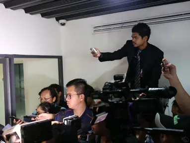 Gaya Bambang Pamungkas saat memotret rekannya Ponaryo Astaman usai bertemu delegasi FIFA-AFC di Kantor PSSI, Senayan, Jakarta, Selasa (3/11/2015). (Bola.com / Nicklas Hanoatubun)