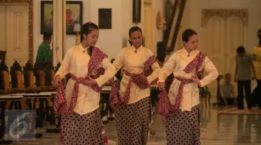 Penari berlatih membawakan tarian Bedhaya Angron Agung untuk pelaksanaan prosesi jumenengan atau penobatan Paku Alam X, DI Yogyakarta, Selasa (5/1). Jumenengan KBPH Prabu Suryodilogo menjadi KGPAA Paku Alam X digelar pada 7 Januari 2016 (Boy Harjanto)