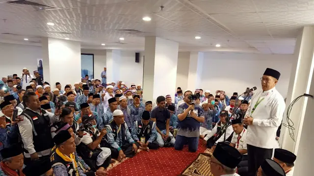 Menteri Agama (Menag) Lukman Hakim Saifuddin bersama jemaah haji di Makkah. Bahauddin/MCH