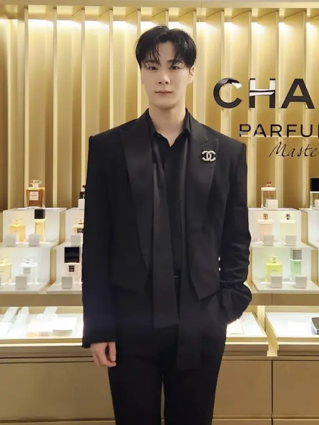 Mengenang Moonbin ASTRO, begini tampilannya saat mengenakan pakaian hitam (Foto: Instagram/moonbinofastro)