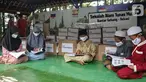 Anak-anak membaca buku cerita dan pelajaran pada aksi Peduli Pendidikan di Sekolah Alam Bantar Gebang, Bekasi, Jumat (5/3/2021). Kegiatan dalam program Tanggung Jawab Sosial Lingkungan (TJSL) Askrindo Peduli merupakan rangkaian menjelang HUT Askrindo ke-50. (Liputan6.com/HO/Iqbal)