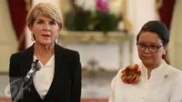 Menlu Australia Julie Bishop didampingi Menlu RI Retno Marsudi di Istana Merdeka, Jakarta, Rabu (26/10). (Liputan6.com/Faizal Fanani)