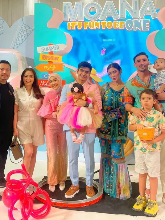 <p>Vega Darwanti yang hadir bersama suami juga membagikan momen menghadiri ulang tahun Moana. Membagikan momen bersama Jessica Iskandar yang juga hadir bersama Vincent dan dua anaknya.[Instagram/vegadarwanti123]</p>