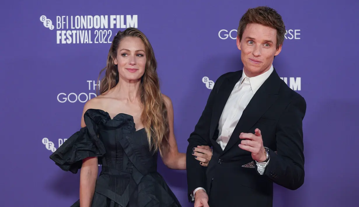 Aktor Inggris Eddie Redmayne (kanan) dan istrinya Hannah Bagshawe berpose untuk fotografer saat tiba untuk pemutaran perdana film 'The Good Nurse' pada acara London Film Festival di London, Inggris, 10 Oktober 2022. Pasangan ini tampil serasi dengan balutan busana hitam. (Photo by Scott Garfitt/Invision/AP)