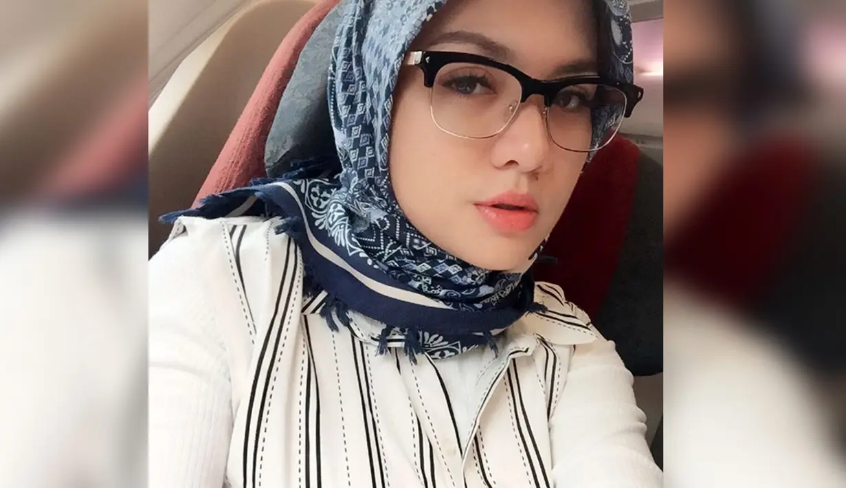 Vicky Shu tampil mempesona saat mengenakan hijab biru bermotif. (Instagram.com/Vickyshu)