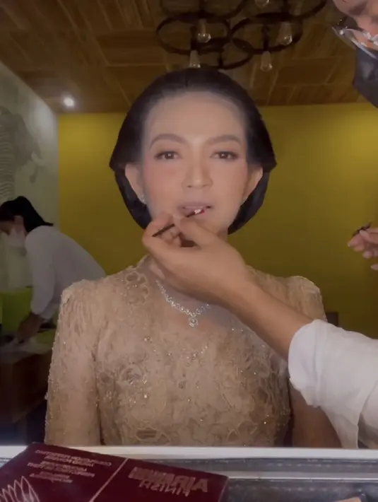 Tampak riasan mata pun terlihat tak dibuat berlebih terlihat hanya menggunakan eyeshadow coral, eyeliner tipis dan bulu mata yang tidak terlalu lentik. Dengan alis mata on fleek sedikit tinggi.[@antoniusanungmakeup]
