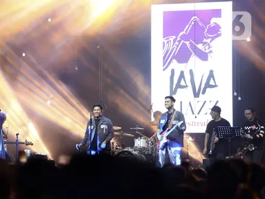 Grup musik RAN tampil pada hari pertama BNI Java Jazz Festival 2022 di JIExpo Kemayoran, Jakarta, Jumat (27/5/2022). Perhelatan musik BNI Java Jazz Festival 2022 digelar pada 27-29 Mei dengan menampilkan musisi-musisi dari dalam dan luar negeri. (Liputan6.com/Johan Tallo)