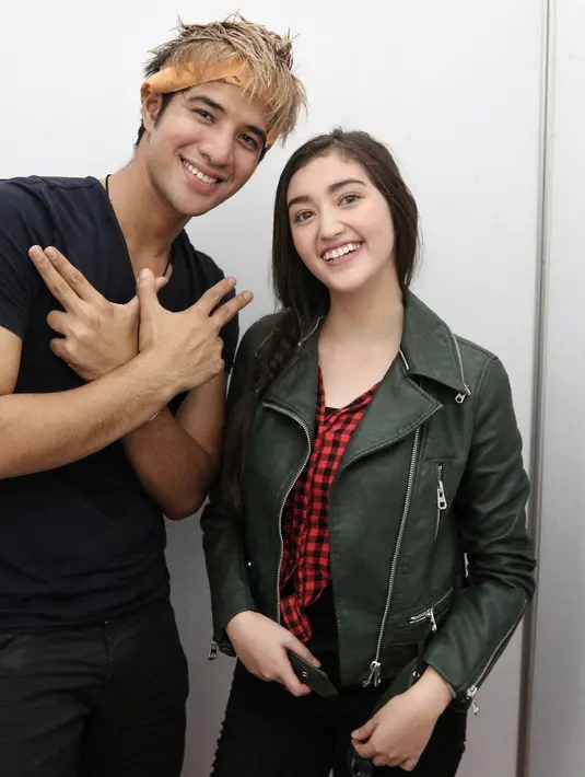 Bagi Amnar dan Ranty, tidak hanya dalam layar kaca pasangan ini menjalin kasih. Dalam dunia nyata, keduanya merupakan sepasang kekasih. Meski demikian, keduanya tetap menjalani secara profesional saat di depan kamera. (Adrian Putra/Bintang.com)