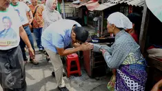 Balon Gubernur DKI Jakarta Sandiaga Uno saat bersalaman dengan warga Tambora di Jakarta, Minggu (10/4). Sandiaga Uno bersama Istrinya Nur Asia Uno hadir untuk mendengarkan aspirasi warga di kawasan tersebut. (Liputan6.com/Gempur M Surya)