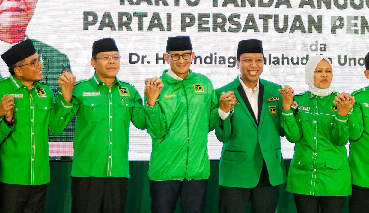 Menteri Pariwisata dan Ekonomi Kreatif (Menparekraf) Sandiaga Uno  (tengah) berpose dengan Pelaksana tugas (Plt) Ketua Umum PPP Mardiono, Ketua Majelis Pertimbangan PPP Romahurmuziy hingga Sekjen PPP Arwani Thomafi usai dikenalkan sebagai kader Partai Persatuan Pembangunan (PPP) jelang Pemilu 2024 di Jakarta, Rabu (14/6/2023). (Liputan6.com/Angga Yuniar)
