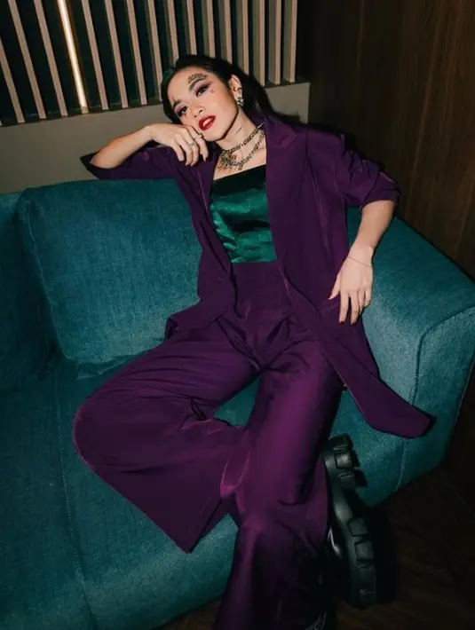 Mahalini dengan blazer [Instagram/mahaliniraharja]