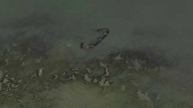 Penampakan kapal karam melalui Google Earth.