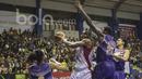 Pebasket Garuda Bandung, Chris Ware, berusaha memasukan bola saat melawan CLS Knights pada laga IBL Regular Season 2017 di C-tra Arena Bandung, Jawa Barat, Minggu (26/2/2017). Garuda kalah 54-57 atas CLS. (Bola.com/Vitalis Yogi Trisna)