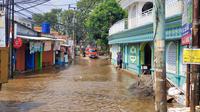 Sejumlah pengendara mengurangi kecepatannya saat melintas karena tergenang banjir, Kecamatan Pancoran Mas, Kota Depok. (Liputan6.com/Dicky Agung Prihanto)
