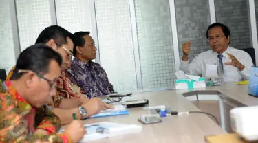 Menko Kemaritiman Rizal Ramli (kanan) saat melakukan pertemuan dengan pimpinan SCM Grup di Jakarta, Rabu (15/6/2016). Pertemuan membahas beberapa permasalahan terkini. (Liputan6.com/Helmi Fithriansyah)