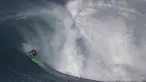 Peselancar asal Amerika, Garrett McNamara beraksi saat menaklukan ombak besar di Praia do Norte, Nazare, Portugal, (13/11). Garrett McNamara pernah memecahkan rekor berselancar di gelombang setinggi 100 kaki di pantai ini. (REUTERS/Rafael Marchante)