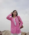 Blazer berwana fuchsia akan membuatmu tampil memesona serta harimu lebih berwarna, lho. (instagram/pevpearce)