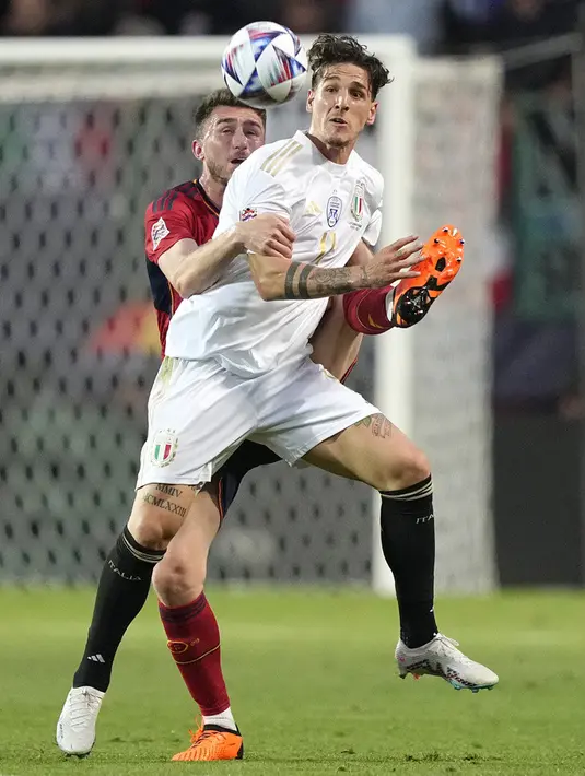 <p>Namun, Italia mendapat kesempatan menyamakan skor setelah wasit menunjuk titik putih karena Robin Le Normand melakukan handball di kotak terlarang. Immobile berhasil menunaikan tugasnya sebegai penendang dengan memperdaya Unai Simon. (AP Photo/Martin Meissner)</p>
