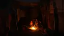 Warga Palestina duduk mengitari api unggun di luar rumah saat pemadaman listrik terjadi di Kota Khan Younis, Jalur Gaza selatan, pada 18 Agustus 2020. Satu-satunya pembangkit listrik di Jalur Gaza telah sepenuhnya berhenti beroperasi akibat kehabisan bahan bakar. (Xinhua/Yasser Qudih)