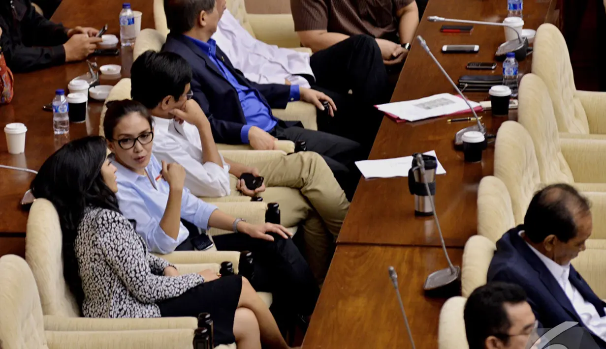 Anggota DPR kubu Koalisi Indonesia Hebat, Rieke Diah Pitaloka (dua dari kiri) saat menghadiri sidang paripurna, Jakarta, Selasa (4/11/2014). (Liputan6.com/Andrian M Tunay)