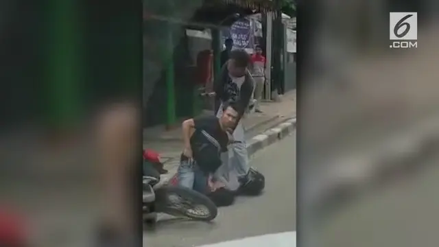 Salah seorang Polisi menyamar sebagai preman untuk menangkap pelaku begal di Tomang.