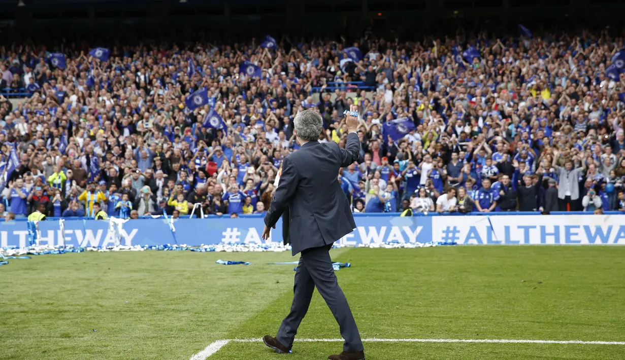 Jose Mourinho memberikan salam kepada suporter, Mourinho dipecat Chelsea setelah kalah dari Leicester City. (AFP Photo/Adria Dennis)