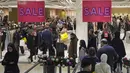 Pada Boxing Day hampir semua toko diserbu pengunjung, dan untuk masuk ke shopping centre sejak pagi hari terjadi antrean panjang walaupun tetap dengan tertib dan aman. (AP Photo/Kin Cheung)