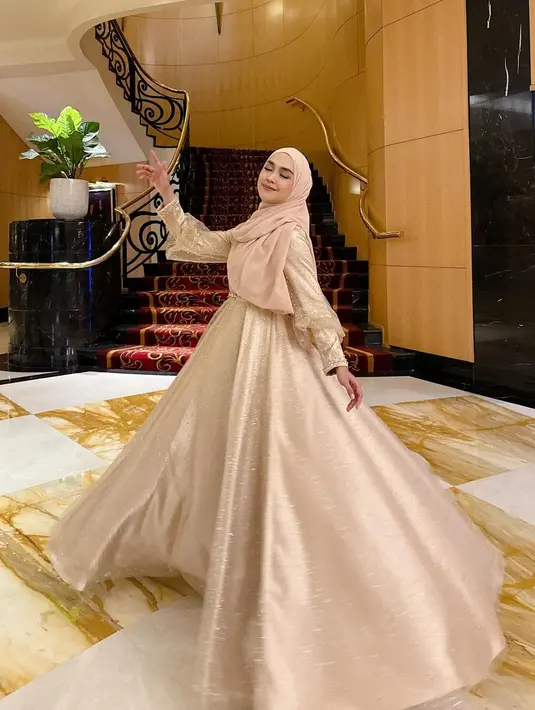 Penampilan bak princess Ria Ricis dibalut shimmer dress model a-line yang mempesona. [@riaricis1795]