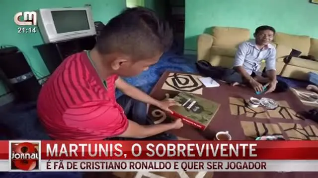 Dokumenter singkat dari Jornal 8 tentang Martunis remaja Aceh yang selamat dari Tsunami dan tak pernah lepas dari sepak bola.