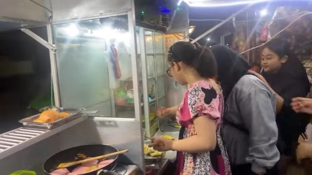 Tuai Pujian, Ini 6 Potret Putri DA Bantu Jualan Makanan saat Pulang Kampung