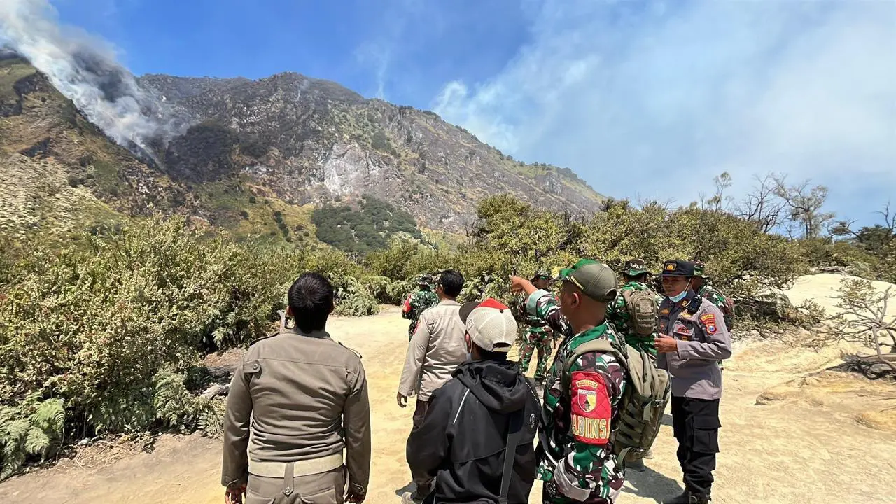​ Karhutla Bondowoso Meluas ke Gunung Rante, Petugas Gabungan Lakukan Penyekatan
