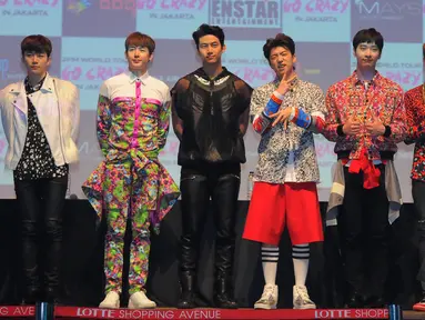 2PM Saat menggelar konferensi pers  di salah satu mall di kawasan Kuningan Jakarta Selatan, Jum'at, (27/3/2015). 2PM akan menghibur fansnya di Indonesia pada  28 Maret 2015 di Istora Senayan, Jakarta (Liputan6.com/Faisal R Syam)