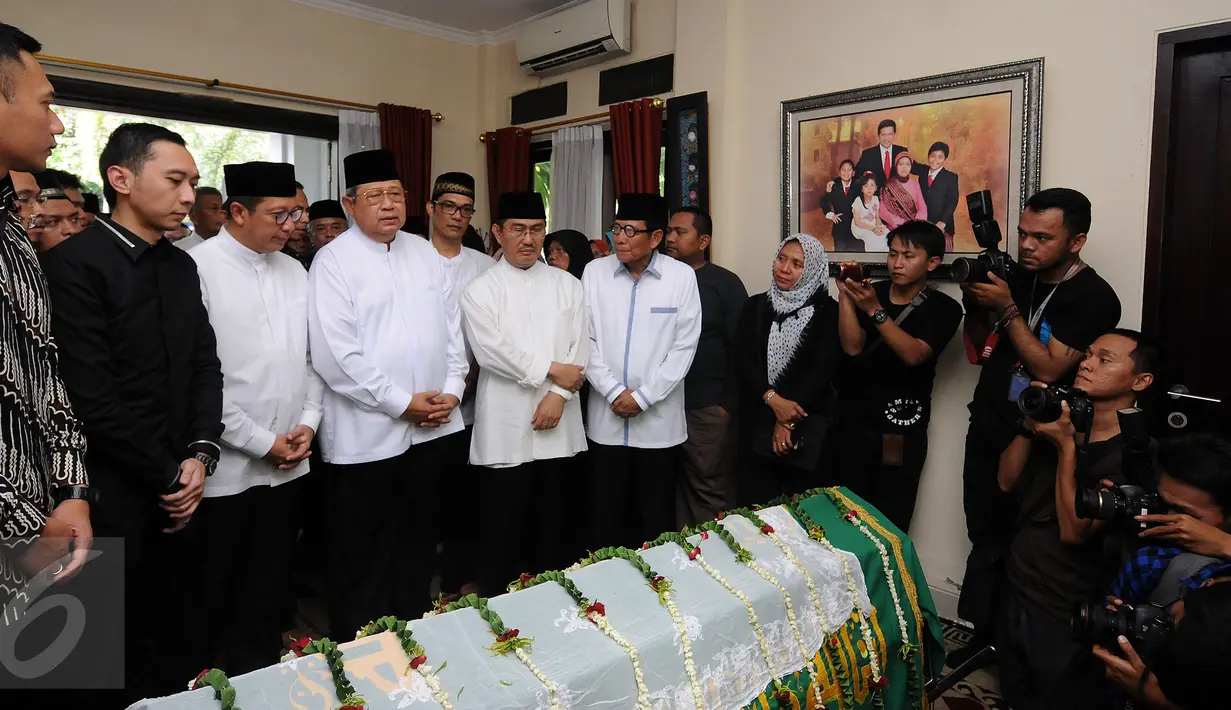 Presiden ke-6 RI, Susilo Bambang Yudhoyono saat melayat jenazah Ketua KPU Husni Kamil Manik di Kompleks KPU, Jakarta, Jumat (8/7). Husni Kamil Manik wafat di usia 40 tahun pada Kamis malam (7/7). (Liputan6.com/Helmi Fithriansyah)