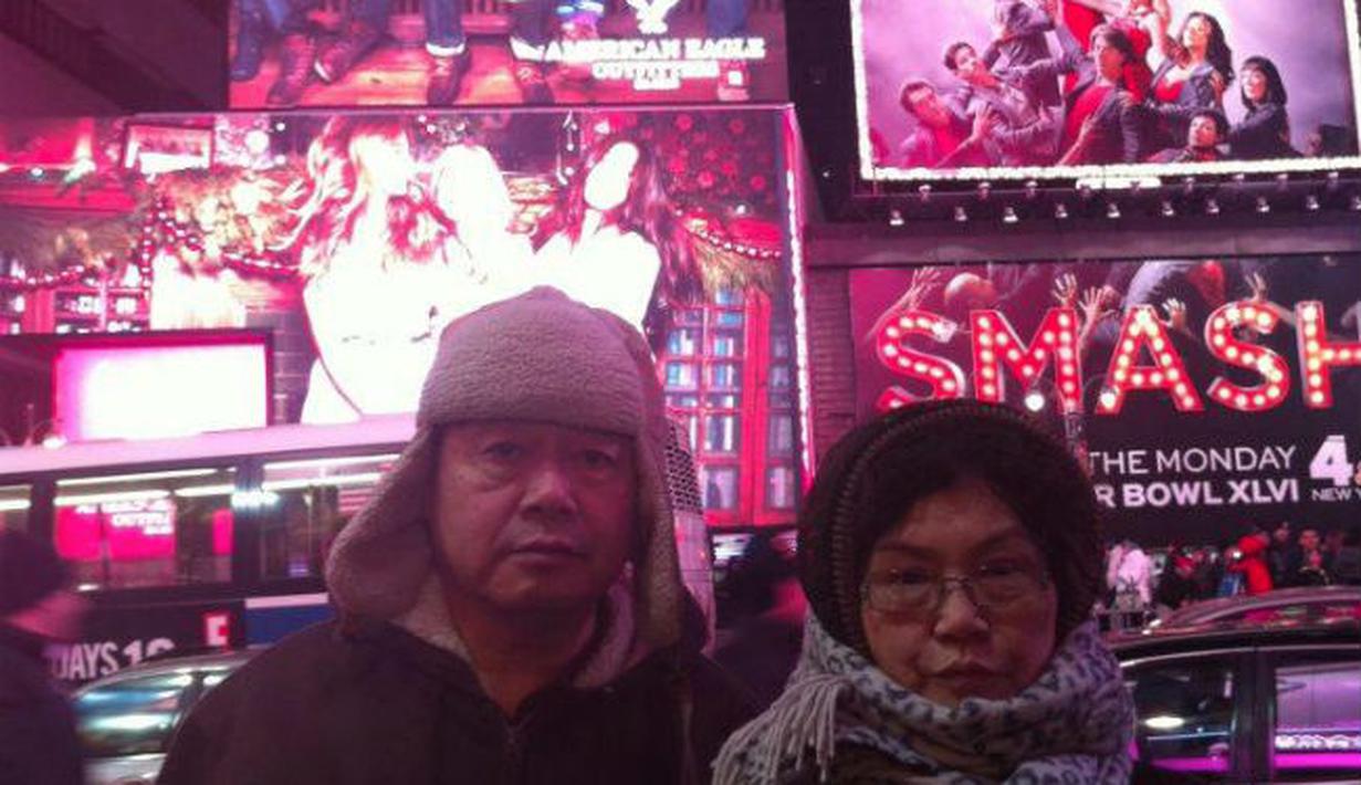 Foto Viral: Orang Tua Yang Tidak Pernah Senyum Saat Difoto - Fashion Fimela.com