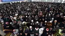 Sejumlah umat muslim Australia melakukan salat Idul Fitri di masjid Lekamba di bagian barat Sydney (25/6). Sejumlah negara menetapkan 1 Syawal 1438 H pada Minggu (25/6) setelah menunaikan 29 hari ibadah puasa. (AFP Photo/Saeed Khan)
