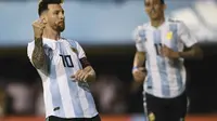 Penyerang Timnas Argentina, Lionel Messi (kiri) melakukan selebrasi usai mencetak gol ke gawang Haiti, pada laga persabatan internasional, di Stadion La Bombonera, Buenos Aires, Selasa (29/5/2018) atau Rabu (30/5/2018) pagi WIB.  (AFP/Eitan Abramovich)