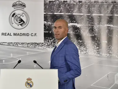 Legenda Real Madrid dan Prancis, Zinedine Zidane, terpilih sebagai pelatih baru Real Madrid menggantikan Rafael Benitez. Zidane hadir dalam konferensi pers pertamanya di Stadion Santiago Bernabeu, Madrid, (4/1/2016). (AFP/Gerard Julien)