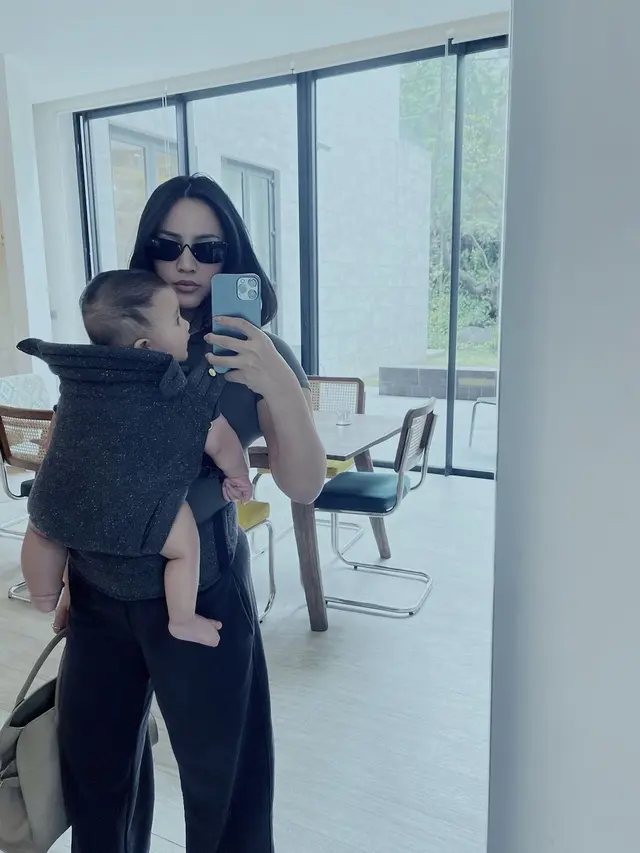 6 Potret Angel Pieters saat Momong Anak Pertama, Tetap Stunning