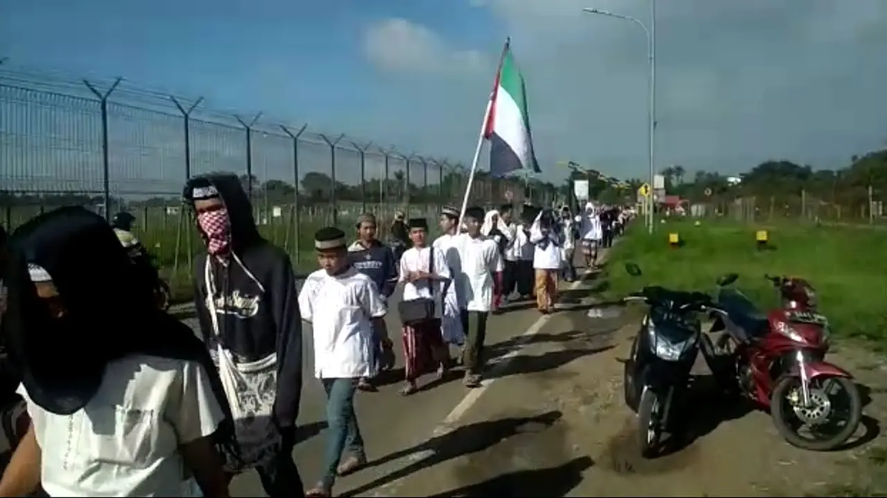 Massa pendukung Rizieq Shihab di kawasan Bandara Soekarno-Hatta
