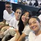 Enzy Storia, Hesti Purwadinata, Meike Amalia dan Tora Sudiro hadir ramaikan pertandingan "Tepok Bulu'23" di Istora Senayan, Jakarta pada Jumat (17/11/2023). (Instagram/hestipurwadinata)
