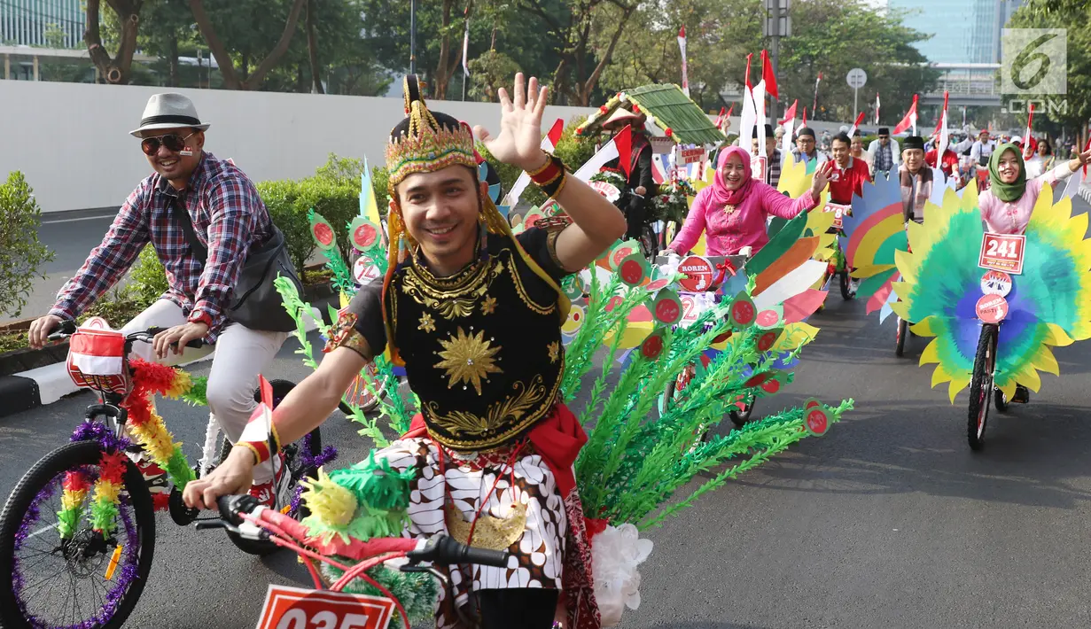 Peserta mengikuti kegiatan lomba sepeda hias di sekitar Gedung Kementerian Hukum dan HAM di Jakarta, Sabtu (19/8). Lomba tersebut digelar dalam rangka memperingati hari kemerdekaan ke-72 RI. (Liputan6.com/Immanuel Antonius)