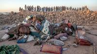 Pria Afghanistan mencari korban setelah gempa bumi di Distrik Zenda Jan, Provinsi Herat, Afghanistan, Minggu (8/10/2023). Gempa bumi dahsyat menewaskan sebanyak 2.000 orang di Afghanistan barat, kata juru bicara pemerintah Taliban. (AP Photo/Ebrahim Noroozi)