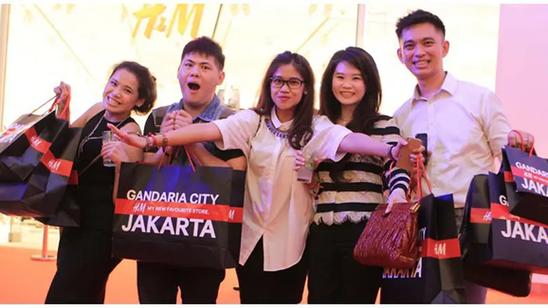 Mendarat di Jakarta Store H M Dipenuhi Lautan Pengunjung