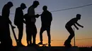 Anggota Gaza Skate Team mempraktekkan keterampilan skateboard dan sepatu roda di sebuah pelabuhan di Kota Gaza pada 8 Maret 2019. Mengambil nama “Gaza skate team”, kelompok yang beranggotakan 20 remaja itu menggelar latihan mingguan yang dipandu dua pelatih. (REUTERS/Mohammed Salem)