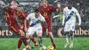 Saat ini, AS Roma berada di urutan lima klasemen sementara Liga Italia dengan 38 poin dari 24 laga. (Alberto PIZZOLI/AFP)